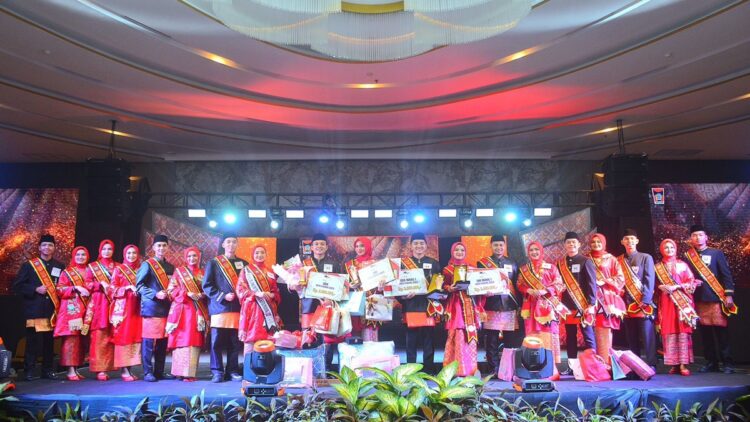 Shintia dan Aidil Dinobatkan Sebagai Uni dan Uda Duta Wisata Padang 2025 1 Pemenang pasangan Uni dan Uda Duta Wisata Kota Padang tahun 2025. (Foto: Dok. Istimewa)