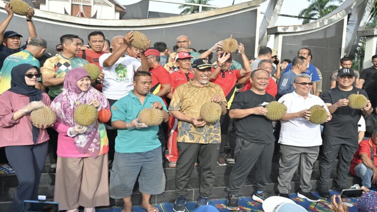 Gubernur Sumbar menghadiri Festival "Makan Durian Basamo" di arena CFD. (Foto: Dok. Istimewa)