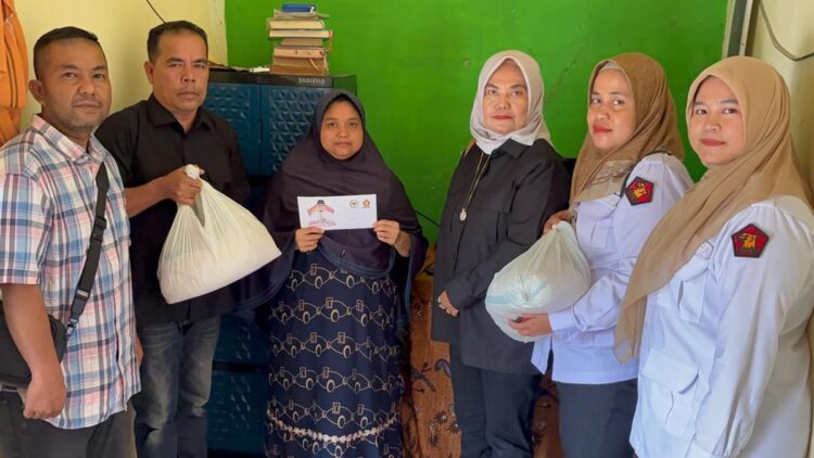 Tim Andre Rosiade menyerahkan BLT dan sembako kepada istri dari agen bus yang meninggal di depan kampus UNP. (Foto: Dok.Tim AR)