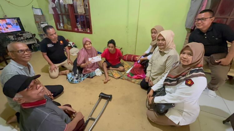 Andre Rosiade Bantu Disabilitas Penderita Stroke di Lubeg, Padang 1 Tim Andre Rosiade menyerahkan bantuan kepada perempuan disabilitas yang menderita stroke di Pegambiran Ampalu Nan XX, Kota Padang. (Foto: Tim AR)