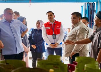 Pastikan Perintah Presiden Prabowo Dilaksanakan, Andre Rosiade Sidak Pangkalan LPG 3 Kg di Padang