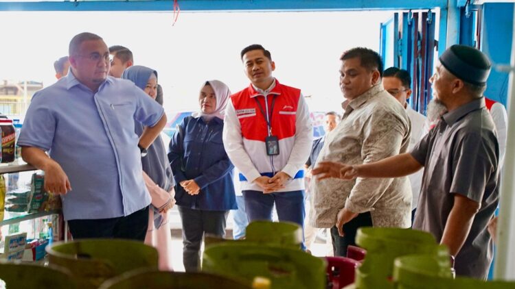 Andre Rosiade didampingi Sales Area Manager Pertamina Sumbar Narotama serta Anggota DPRD Sumbar Verry Mulyadi sidak pangkalan LPG 3 kg di Padang. (Foto: Dok. Tim AR)