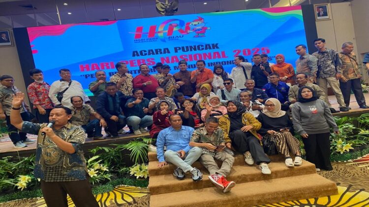 HPN 2025: Momen Refleksi dan Komitmen Pers Indonesia Menjaga Kebenaran di Tengah Tantangan Zaman 1 Foto bersama penutupan HPN 2025 di Pekanbaru. (Foto: Ist)
