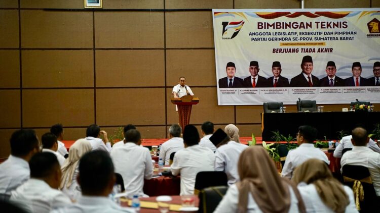 Andre Rosiade membuka bimtek anggota legislatif dan pimpinan partai Gerindra se-Provinsi Sumbar, di Hotel Truntum Padang, Minggu (9/2/2025). (Foto: Tim AR)