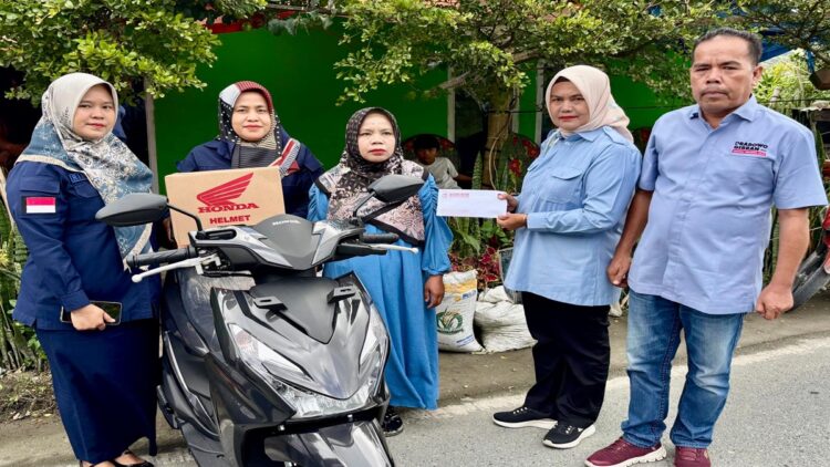 Andre Rosiade Hadiahkan Sepeda Motor untuk Guru Honorer di Jorong Cubadak Kabupaten Solok 1 Andre Rosiade hadiahkna sepeda motor untuk guru honorer di Jorong Cubadak, Kabupaten Solok. (Foto: Dok. Tim AR)