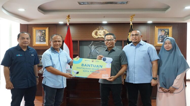 Direktur Network and Services BNI Ronny Venir menyerahkan bantuan smart CCTV kepada Kapolda Sumbar Irjen Pol Gatot Tri Suryanta disaksikan oleh Anggota DPR RI Andre Rosiade. (Foto: Dok. Ist)