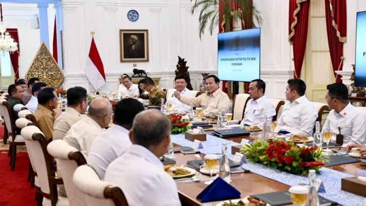 Presiden RI Prabowo Subianto menggelar rapat terbatas sekaligus makan siang bersama sejumlah jajaran menteri Kabinet Merah Putih di Istana Merdeka, Jakarta, Senin (17/2/2025). ANTARA/HO-Biro Pers Sekretariat Presiden