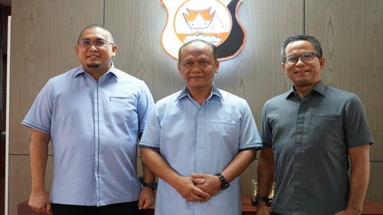 Andre Rosiade foto bersama Kapolda Sumbar Irjen Pol Gatot Tri Suryanta (tengah) dan Direktur Network and Services BNI, Ronny Venir (kiri). (Foto: Dok. Tim AR)