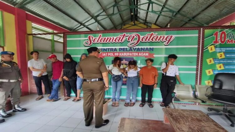 Kepala Bidang Ketentraman Masyarakat Satpol PP Damkar Agam Yul Amar sedang membersihkan pembinaan kepada pemandu kafe. Dok HO/Satpol PP Damkar Agam