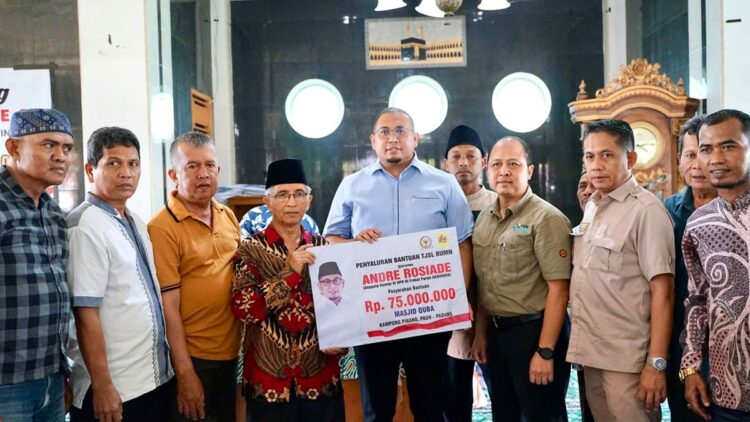 Andre Rosiade Bantu Rp75 Juta untuk Masjid Quba Kampung Pinang, Padang 1 Andre Rosiade menyerahkan bantuan untuk Masjid Quba Kampung Pinang, Kota Padang. (Foto: Dok. Tim AR)