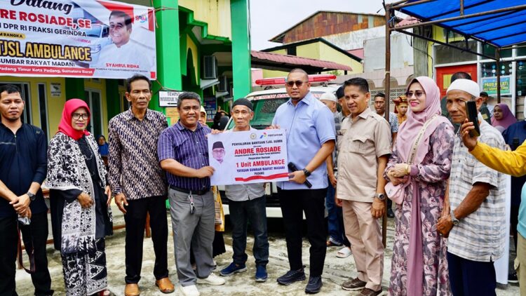 Andre Rosiade menyerahkan ambulans untuk Yayasan Sumbar Rakyat Madani di Padang. (Foto: Dok. Tim AR)