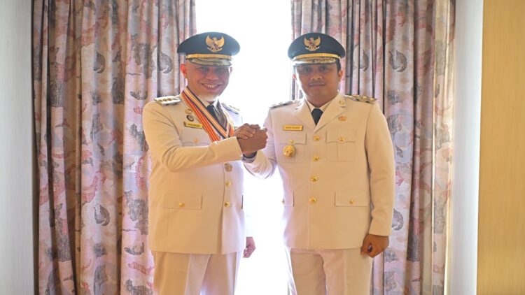 Resmi Dilantik Presiden, Gubernur Mahyeldi dan Wagub Vasko Langsung Gerak Cepat Bangun Sumbar 1 Gubernur Sumbar Mahyeldi dan Wakilnya Vasko Ruseimy menghadiri acara pelantikan. (Foto: Dok. Istimewa)