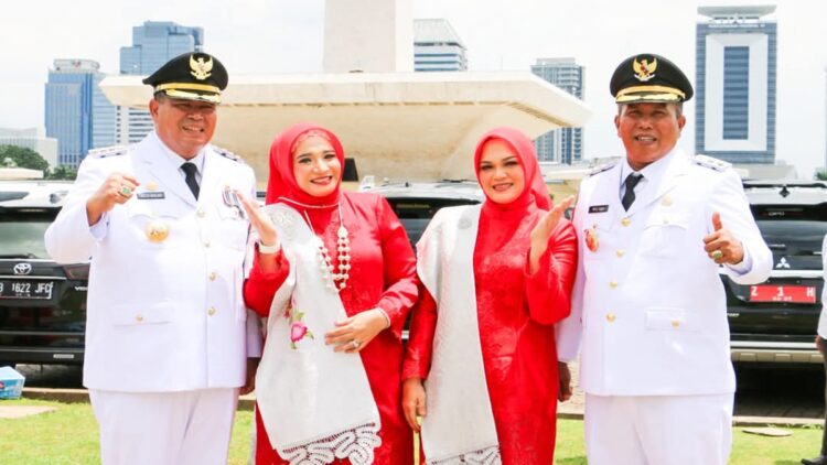 Yota Balad-Mulyadi Dilantik sebagai Wali Kota dan Wakil Wali Kota Pariaman Periode 2025-2030 1 Yota Balad-Mulyadi bersama istri di sela-sela pelantikan di Istana Merdeka. (Foto: Dok. Istimewa)