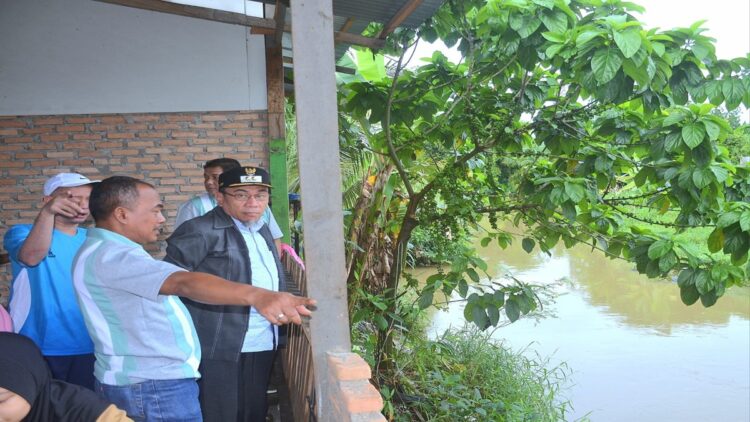 Wawako Padang Tinjau Sungai Batang Maransi, Fokus Pengendalian Banjir di 100 Hari Kerja 1 Wawako Padang Maigus Nasir meninjau Sungai Batang Maransi. (Foto: Dok. Ist)