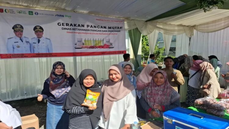 Gerakan Pangan Murah Pemkab Agam Sambut Ramadhan: Bahan Pokok Dijual lebih Terjangkau 1 Sejumlah warga Agam sedang membeli kebutuhan bahan pokok saat gerakan pangan murah di halaman kantor DKPP Agam, Rabu (25/2). Dok HO/Diskominfo Agam