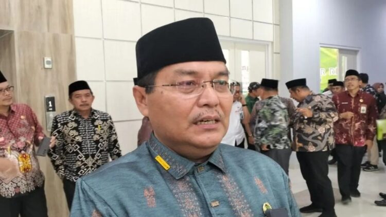 Kepala Kantor Wilayah Kementerian Agama (Kemenag) Provinsi Sumbar Mahyudin saat diwawancarai di Padang, Rabu (26/2). (ANTARA/Muhammad Zulfikar)