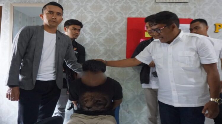 Pelaku pembunuhan Cinta Novita Sari, Noval saat digiring ke Mapolres Tanah Datar. (Antara/HO)