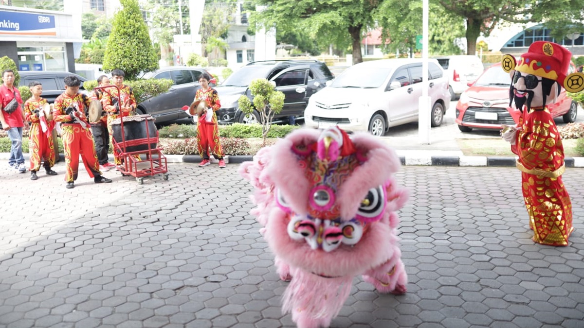 Aksi barongsai di depan kantor BRI BO Padang dalam rangka memperingati Imlek. (dok. istimewa)