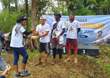 Aksi bersih gunung antara PTPN IV Regional 4 dengan AOPGI. (dok. istimewa)