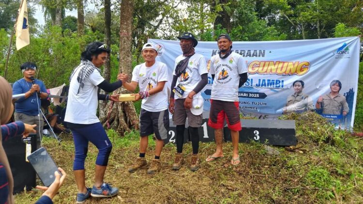 Aksi Bersih-bersih PTPN IV Regional 4 dan AOPGI pada Kejuaraan Kebut Gunung 1 Aksi bersih gunung antara PTPN IV Regional 4 dengan AOPGI. (dok. istimewa)