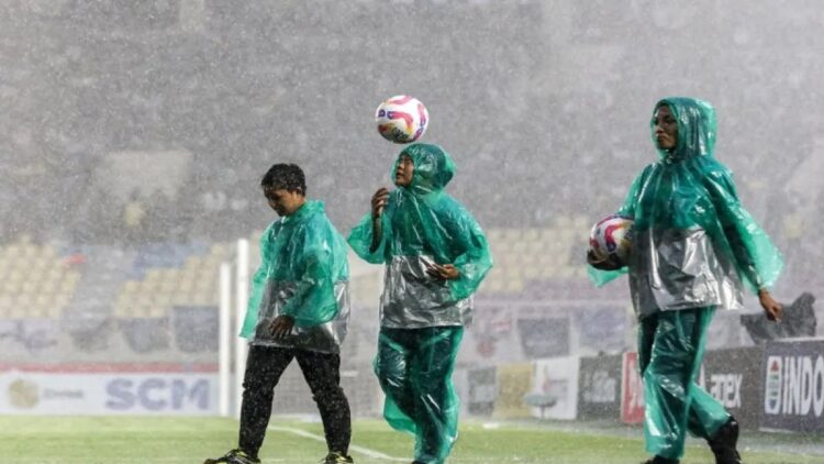 Perangkat pertandingan keluar lapangan membawa bola pada pertandingan final Pegadaian Liga 2 di Stadion Manahan, Solo, Jawa Tengah, Rabu (26/2/2025). ANTARA FOTO/Mohammad Ayudha/YU (ANTARA FOTO/MOHAMMAD AYUDHA)