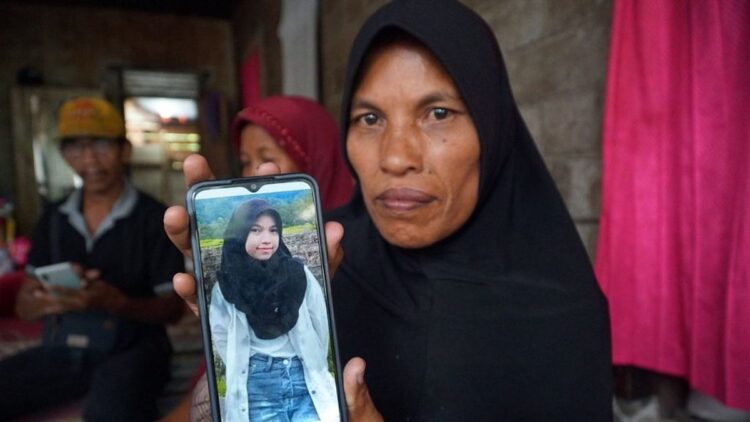 Eli Marlina, ibunda dari Nia Kurnia Sari, korban pembunuhan di Padang Pariaman. (dok. Kompas)