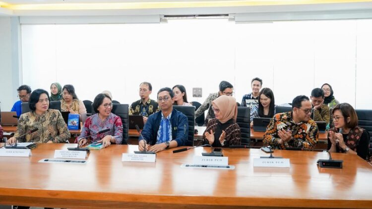 Jajaran Dirjen di Kemenkes RI dan jubir PCO saat pembahasan awal dimulainya program Cek Kesehatan Gratis. (dok. PCO)