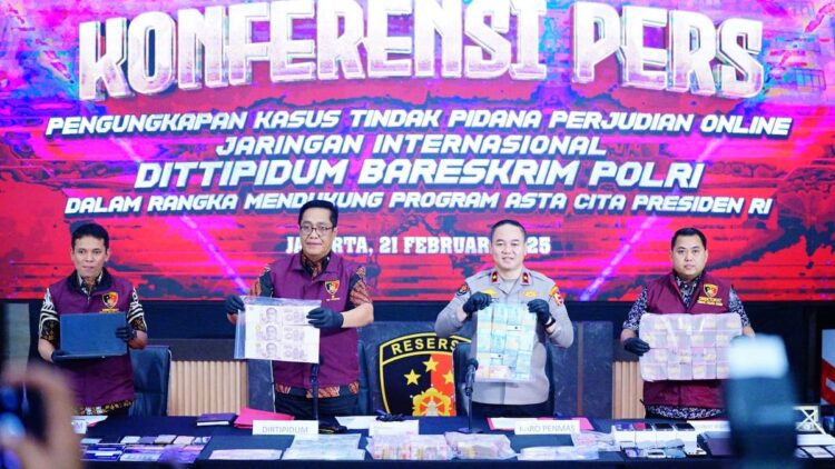 Bareskrim Polri Tangkap 9 Tersangka Jaringan Judi Online Internasional 1XBET 1 Konferensi pers pengungkapan judi online oleh Mabes Polri. (dok. Div Humas)