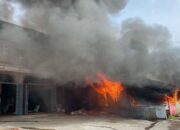 Lima Petak Bangunan Terbakar di Simpang Maut Padang, Kerugian Diperkirakan Rp1 Miliar