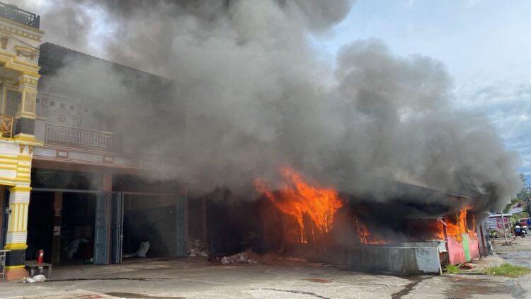 Lima Petak Bangunan Terbakar di Simpang Maut Padang, Kerugian Diperkirakan Rp1 Miliar 1 Lima petak bangunan hangus setelah dihajar kebakaran hebat di kawasan Simpang Maut, Lubuk Minturun, Kota Padang, Selasa (4/2/2025) pagi. (dok. Humas Damkar)