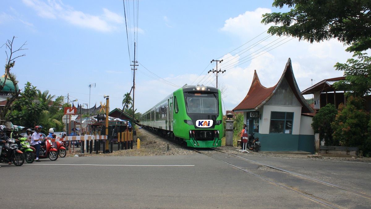 KA Minangkabau Ekspress saat melintas di salah satu perlintasan di Padang. (dok. Humas KAI)