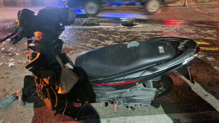 Bonceng Empat dengan Motor, Mahasiswa dan Pelajar Luka Parah Usai Tabrak Truk Parkir 1 Kondisi sepeda motor yang menghantam truk di depan GSG Semen Padang. (dok. istimewa)