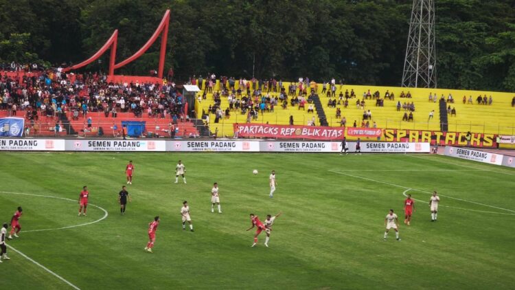 Kalahkan Persita 2-0, Semen Padang FC Raih Kemenangan Perdana di Stadion Haji Agus Salim 1 Laga Semen Padang FC kontra Persita berakhir dengan kemenangan tim Kabau Sirah. (dok. Radarsumbar)