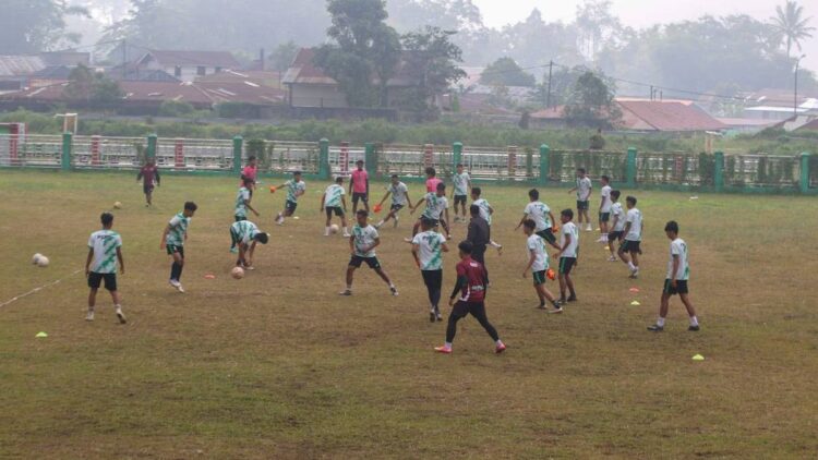 Kick Off Liga 4 Sumbar Digelar 12 Februari 2025, PSPP dan Lima Tim Lainnya Siap Bersaing 1 Latihan para pemain PSPP jelang Liga 4 Sumbar. (dok. Pemko Padang Panjang)