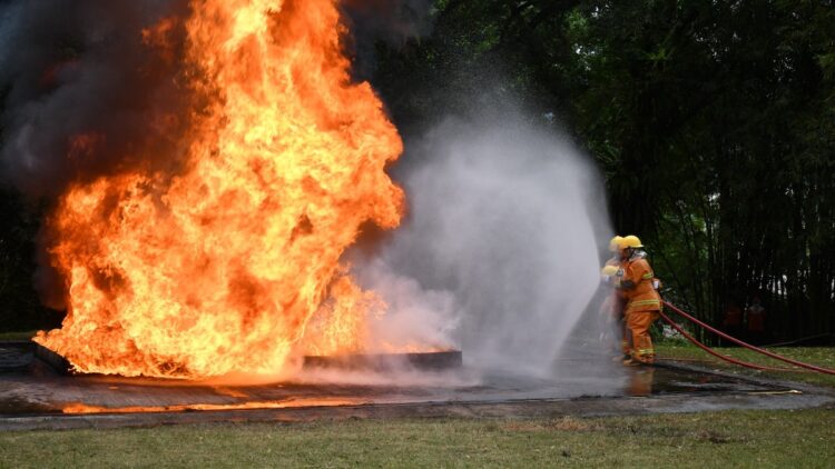 Lomba pemadaman api dalam iven SHE Challenge di Bulan K3 Nasional 2025 PT Semen Padang. (dok. Humas)