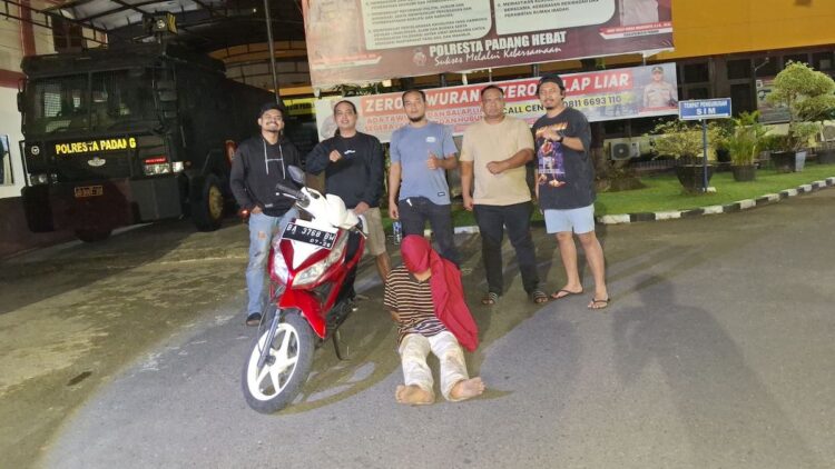 Pelaku pencurian daging di Pasar Raya Padang ditangkap Tim Klewang. (d0k. istimewa)