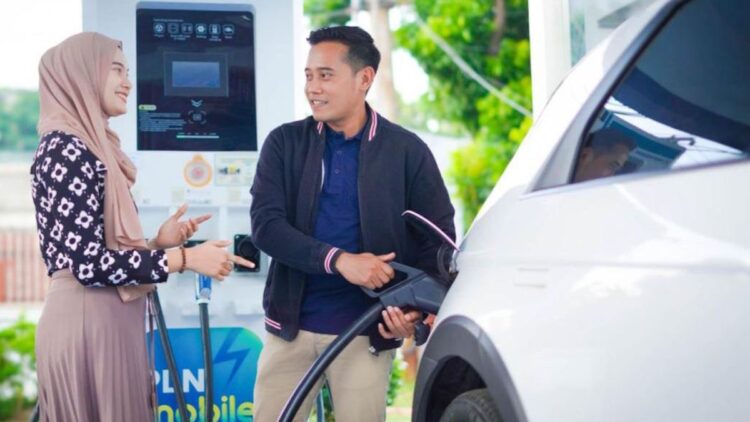 PLN Sukses Tambah Jumlah SPKLU hingga 299% di Seluruh Indonesia Sepanjang 2024 1 Pelanggan sedang melakukan pengisian daya di SPKLU yang berlokasi di Kantor PLN UID Jawa Tengah & DIY di Semarang, Jawa Tengah. (dok. PLN)