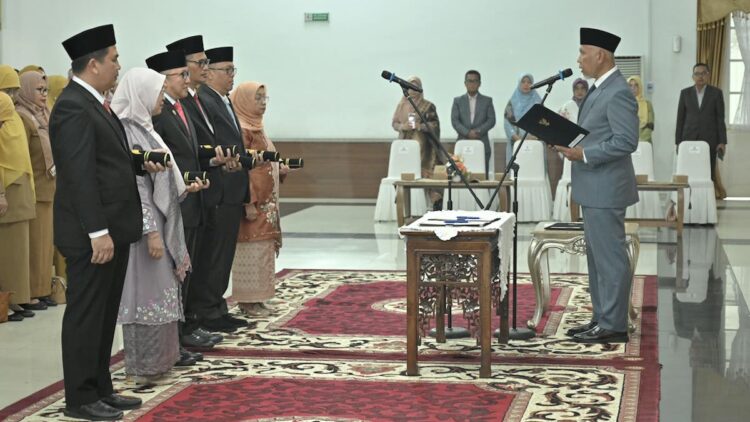 Gubernur Mahyeldi Tekankan Pentingnya Inovasi Saat Lantik Enam Kepala OPD 1 Pelantikan enam kepala OPD Pemprov Sumbar. (dok. adpsb)
