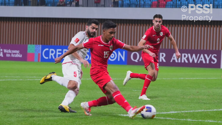 Pemain Timnas Indonesia Marselino Ama Ola berusaha melewati bek Iran. (dok. PSSI)
