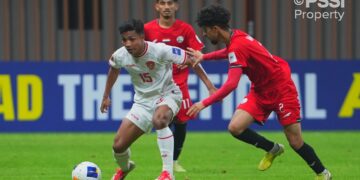 Pemain Timnas U-20 Indonesia melewati pemain Yaman. (dok. PSSI)