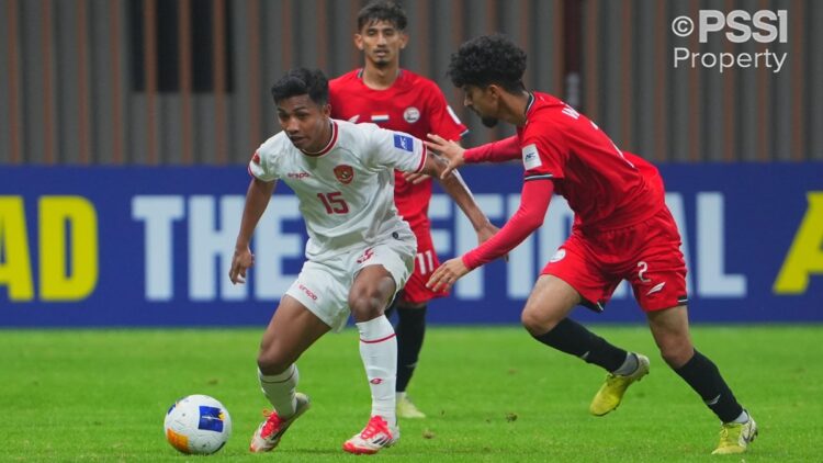 Pemain Timnas U-20 Indonesia melewati pemain Yaman. (dok. PSSI)