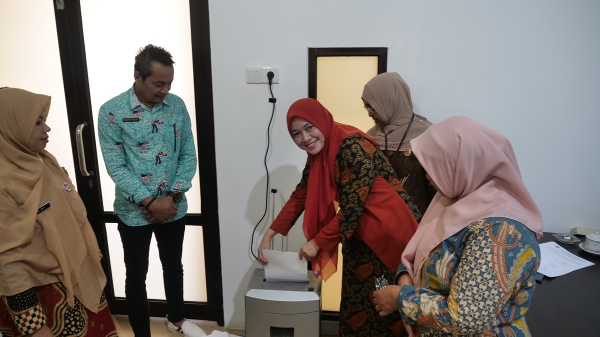 Pemusnahan arsip inaktif di Diskominfo Padang. (dok. infopublik)