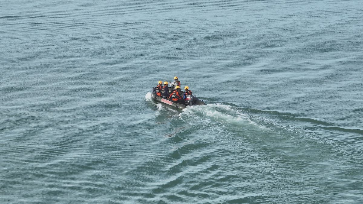 Pencarian anak hilang di Pantai Sikalang oleh Basarnas Padang. (dok. Basarnas Padang)