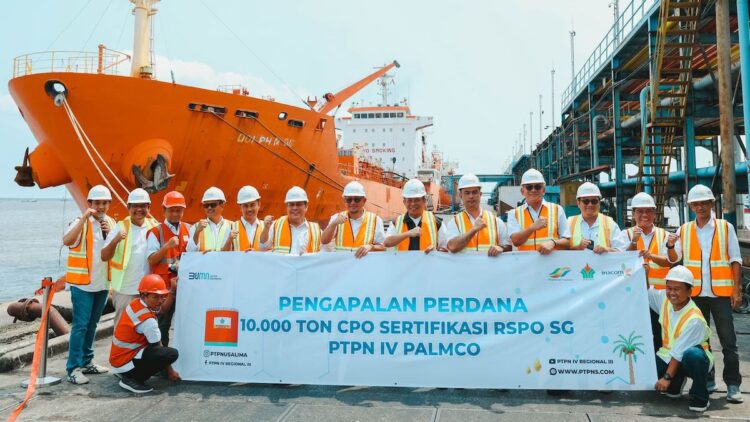 Kapalkan 10.000 Ton CPO Bersertifikasi RSPO SG ke Eropa, PTPN IV Berpotensi Sumbang USD9 Juta Devisa Negara 1 Holding Perkebunan Nusantara (Persero) melalui anak usahanya PT Perkebunan Nusantara IV PalmCo melakukan pengapalan perdana 10.000 ton crude. (dok. PTPN IV PalmCo)
