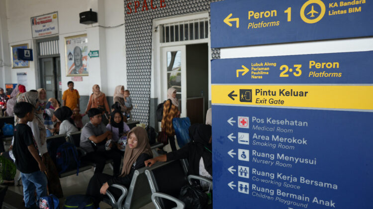Penumpang di ruang tunggu KAI Divre II Sumbar Stasiun Padang. (dok. Humas)