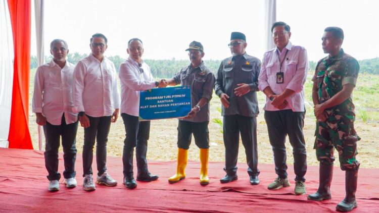 Berikan Bantuan TJSL, PTPN IV Regional 4 Dorong Kesejahteraan Petani 1 penyerahan bantuan TJSL dari PTPN IV Regional 4