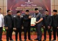 Penyerahan berkas pleno Pilkada Padang 2024 oleh KPU Padang kepada Pj Wali Kota Padang. (dok. Prokopim)