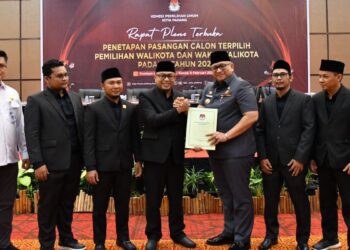 Penyerahan berkas pleno Pilkada Padang 2024 oleh KPU Padang kepada Pj Wali Kota Padang. (dok. Prokopim)
