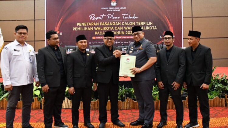 Ditetapkan KPU Jadi Pemenang Pilkada Padang, Fadly-Maigus Dilantik 20 Februari 2025 1 Penyerahan berkas pleno Pilkada Padang 2024 oleh KPU Padang kepada Pj Wali Kota Padang. (dok. Prokopim)