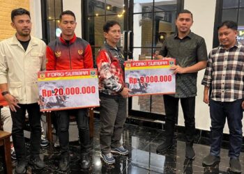 Serahkan Bonus Atlet Forki, Anandya Dipo dan Hamdanus: Mari Berkolaborasi di KONI Majukan Olahraga Sumbar 1 Wabendum Forki Sumbar Anindya Dipo didampingi Hamdanus melakukan penyerahan bonus untuk atlet Forki Sumbar dan ofisial di PON XXI lalu. (dok. istimewa)